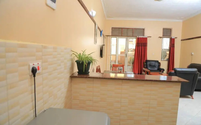 Kampala - Apartment - Sleeps 4 - Parking