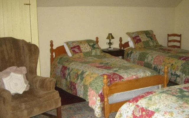 Stone Hearth Inn & Tavern