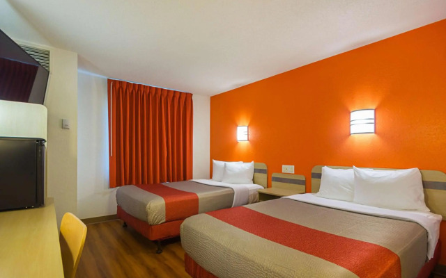 Motel 6 Whitby, ON - Toronto East