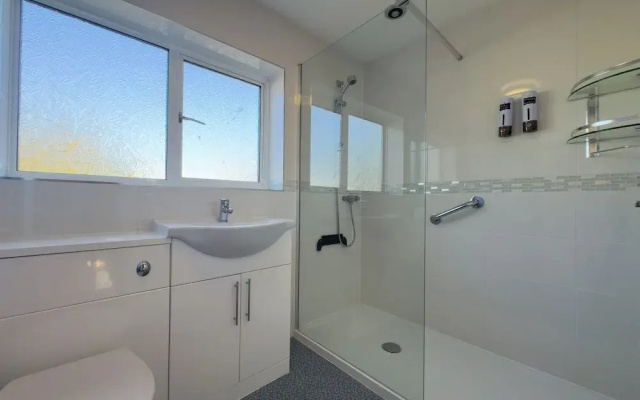 House - Sleeps 7, Private Garden & Parking