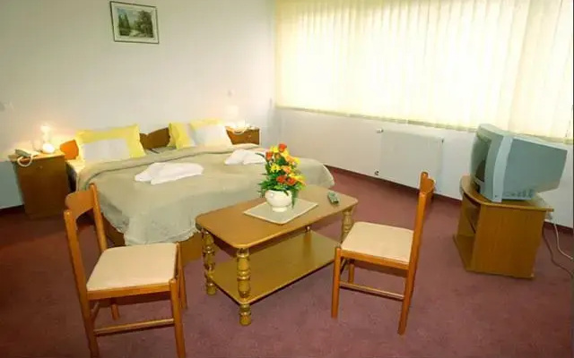 Károly Hotel
