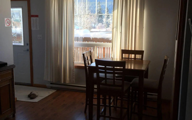 Apostoles Greek Restaurant and Vacation Rentals