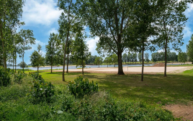 Nice Holiday Home Near Zandmeren Lakebeach