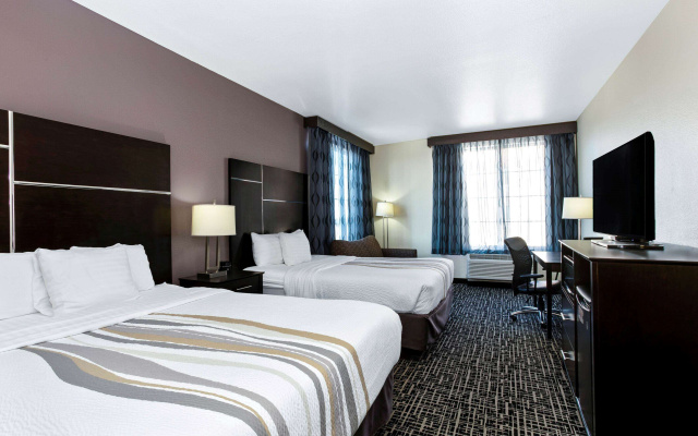 La Quinta Inn & Suites by Wyndham Denver Gateway Park