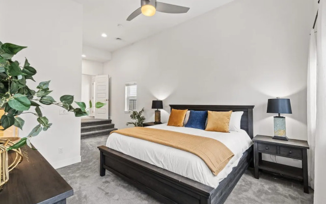 Steps From River & Old Town - Hot Tub & King Bd