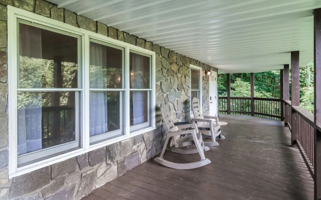 Treehouse Falls - 2 Br Home