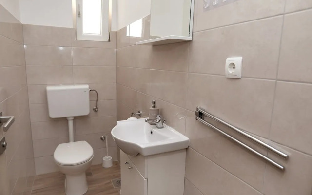 Immaculate 2-bed Apartment in Okrug Gornji