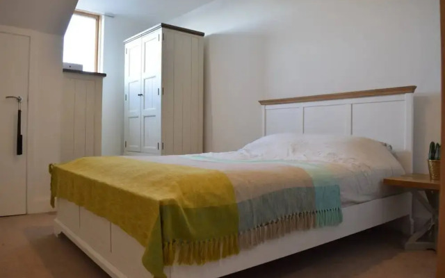 Charming 2 Bedroom Penthouse Apartment in Bethnal Green