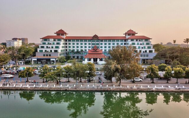 Sedona Hotel Mandalay вид на фасад