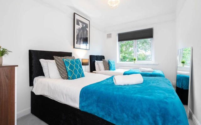 Stylish Three Bedroom House With Garden in Birmingham Suburb