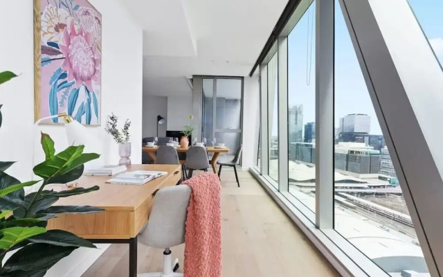 A Stylish 3BR Apt With Harbour Views, Free Parking