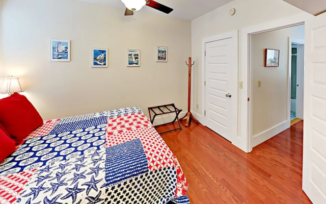 Downtown Boothbay Harbor Apartment by RedAwning