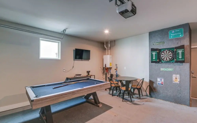 Nashville Townhome w/ Rooftop Balcony & Game Room!