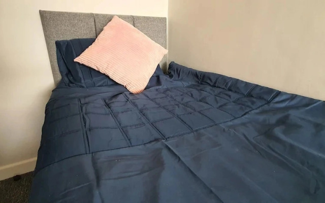 Room in Guest Room - Spacious Single Room in Stoke