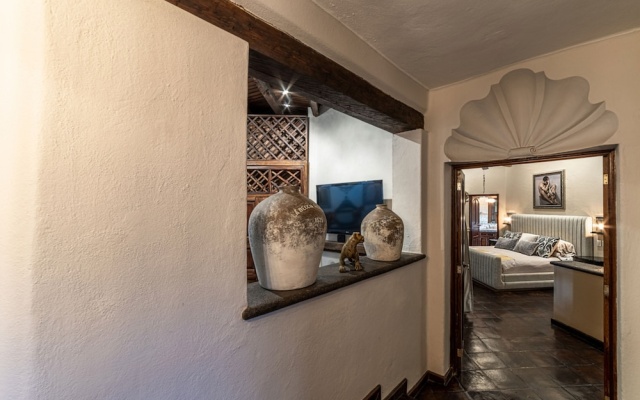 HOLT - Classic Chalet with Pool Overlooking Parroquia
