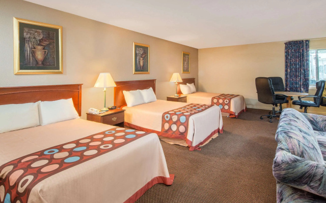 Super 8 by Wyndham Centerville-Richmond