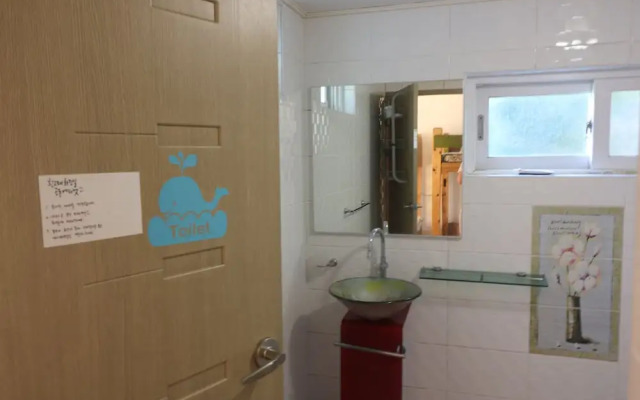 White Whale Guesthouse - Hostel