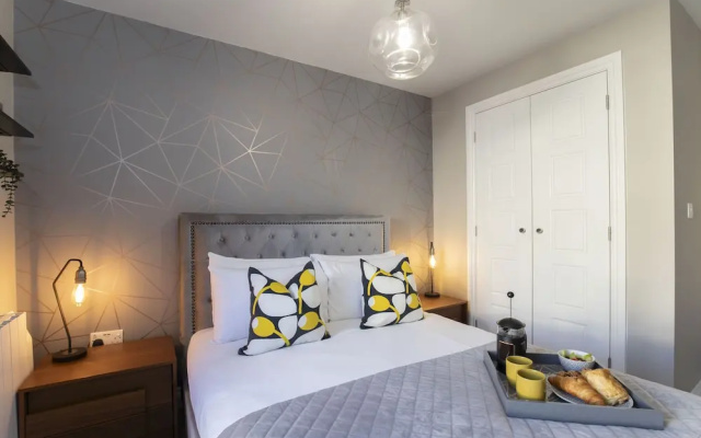 Elliot Oliver - Modern 2 Bedroom Town Centre Apartment