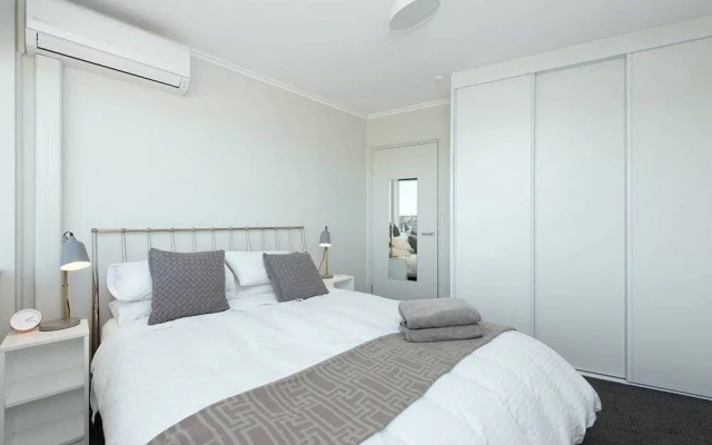Stunning Ocean View Apartment H324