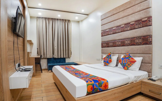 Fabhotel Om Palace