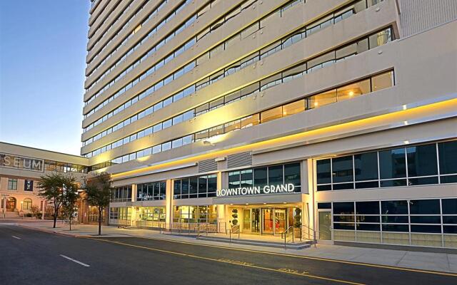 Отель Downtown Grand Las Vegas США, Лас-Вегас - отзывы, цены и фото номеров - забронировать отель Downtown Grand Las Vegas онлайн вид на фасад