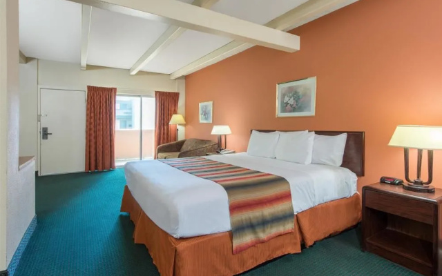 Days Inn St. Louis North