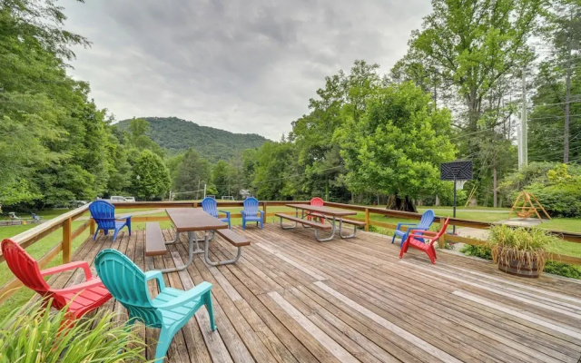 Pet-friendly Creekside Cabin w/ Pool Access!