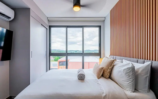 w Sophisticated 1BR w Great Deco in Centriqo