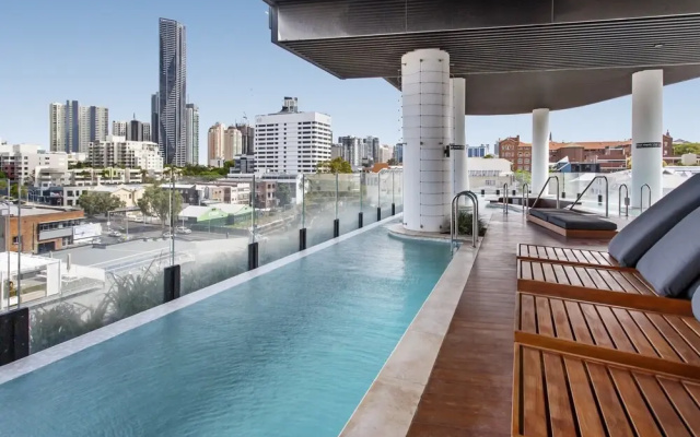 Chic 1-bed With Parking, Pool and Gym