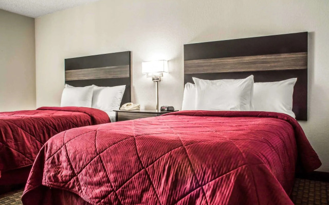HomeTown Inn by Red Roof East Syracuse