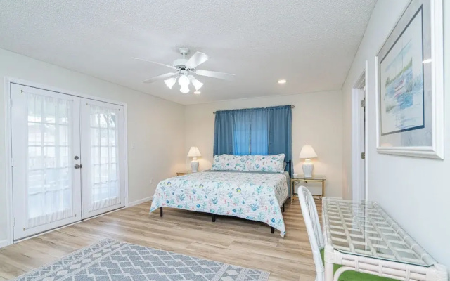 Renovated Home Near Beach and Shopping