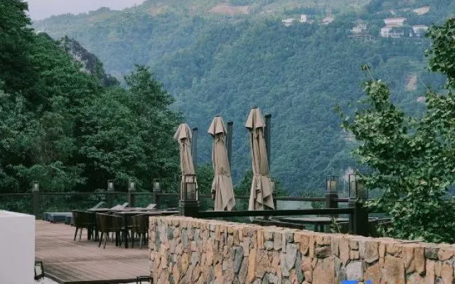 Yulongshan Dong Spring Resort