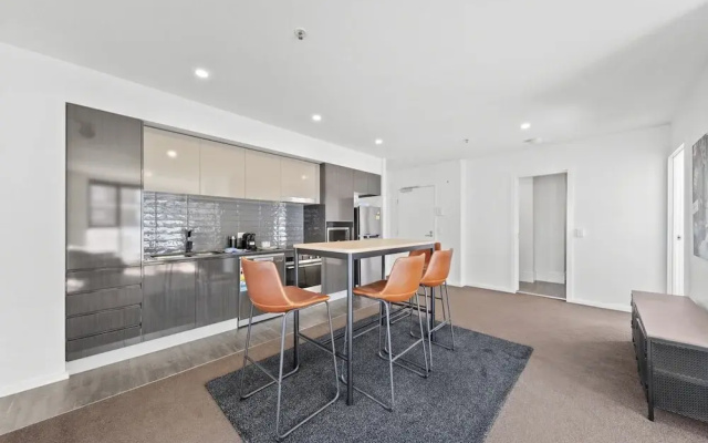 Bright 2-bed Apartment With Scenic Balcony