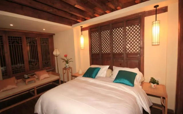 Lijiang Banxicaotang Inn