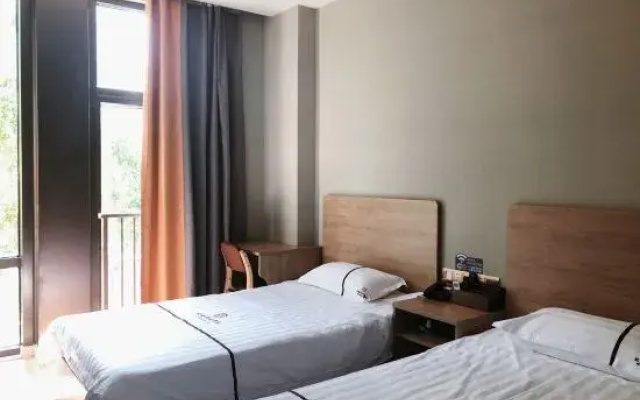 Holiday Inn Shanghai Muge (Huijin Road Subway Station)