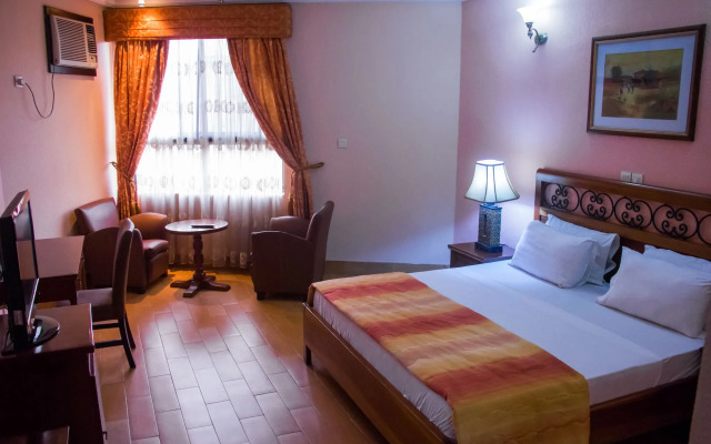 Dees Hotels, Apartments and Suites