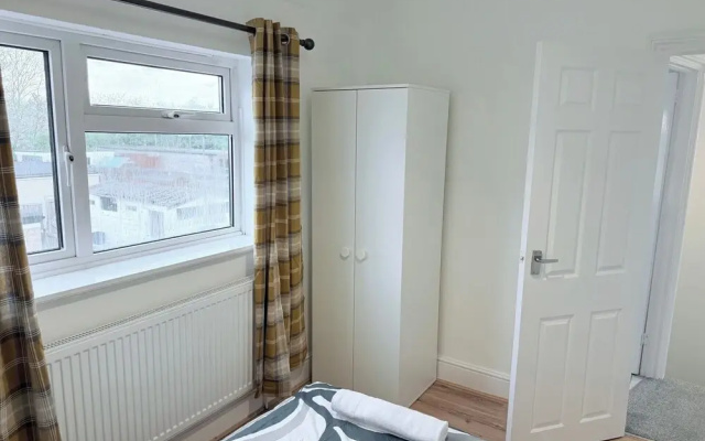 Fountain House-sleeps 5-central Dagenham-parking