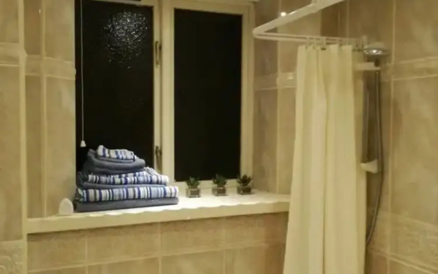 Flat - Sleeps 4 - Parking - Close to Airport
