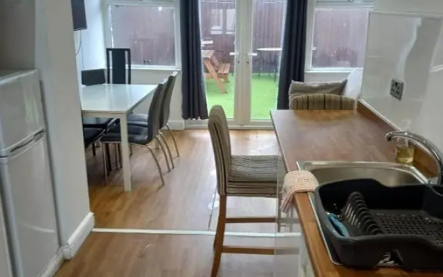 Modern Apartment with Roof Garden Close to City Centre