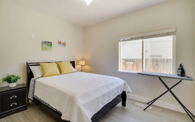 4 Mi to Downtown Reno: Family Retreat w/ Fireplace
