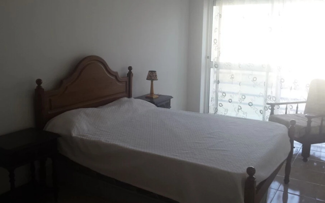 Lovely 4-bed Apartment in Estombar