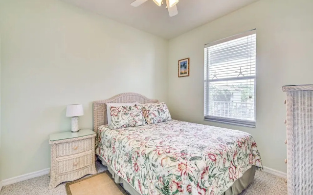 Sleek Naples Condo w/ Balcony: Snowbirds Welcome!