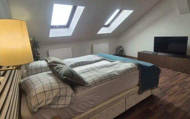 Modern 3BR Apt With Balcony City Center