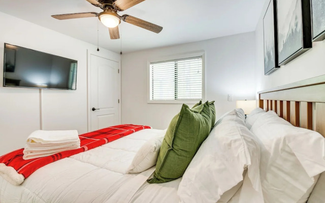 Deck & Community Perks: Bright Pocono Lake Home!