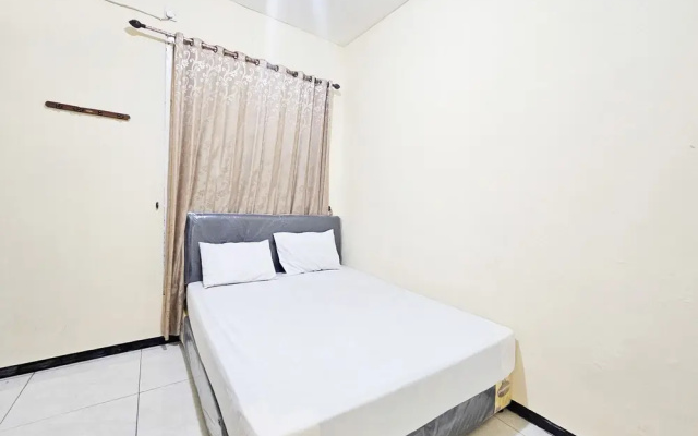 Hasana Guest House Syariah Near Royal Plaza RedPartner(Hasana Guest House Syariah near Royal Plaza RedPartner)
