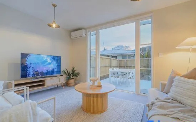 Modern City Retreat – 3BR, 2BA