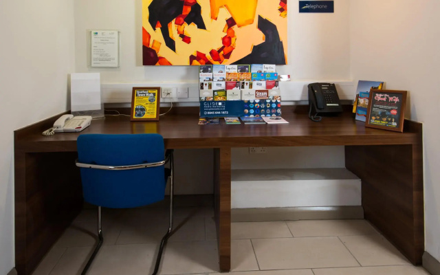 Holiday Inn Express WARWICK M40, JCT.15