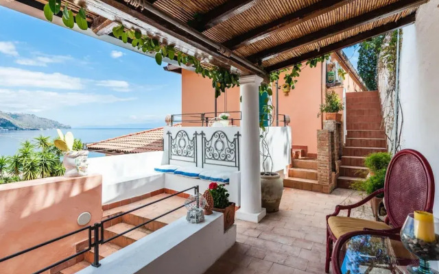 Casetta Amelia With Seaview by Wonderful Italy