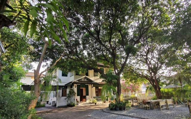 Отель 24 Samsen Heritage House Бангкок вид на фасад