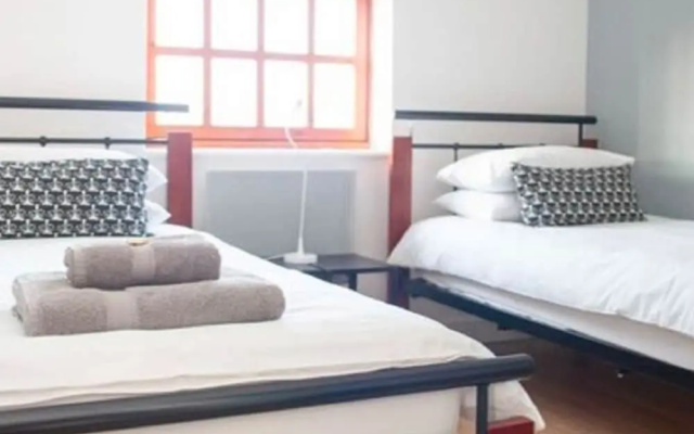 Cosy Holiday Home in Gloucester Near Robinswood Park